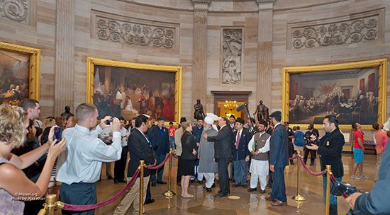 Capitol Hill - Hudhur given tour public taking photos