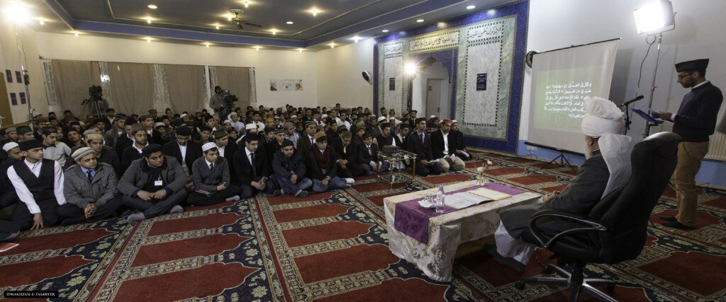 © MAKHZAN-E-TASAWEER A class held with a section of the youth of the Community to guide them regarding spiritual matters.