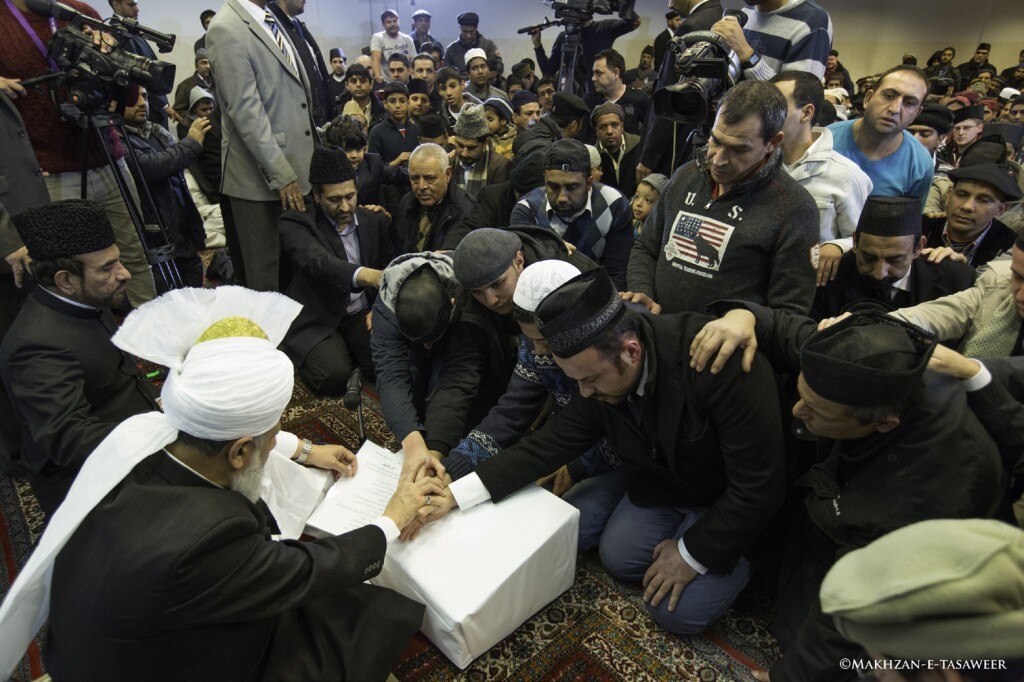 © MAKHZAN-E-TASAWEER Bai'at Ceremony - Taking the oath of allegiance to enter the Ahmadiyya Muslim Jama'at and accepting the true Islam.