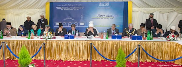 His Holiness leads the silent prayer at the conclusion of his keynote address. © MAKHZAN-E-TASAWEER