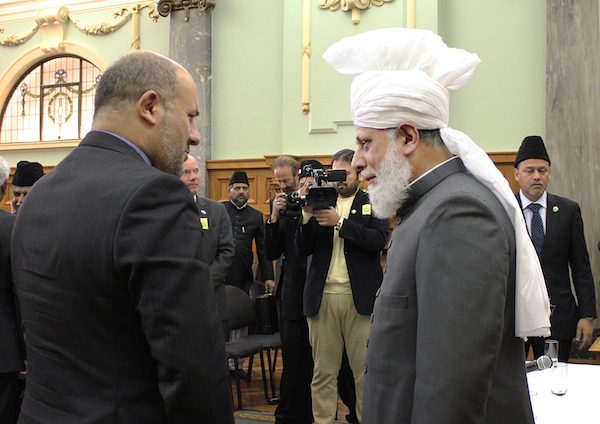 Upon the conclusion of the event, Hazrat Mirza Masroor Ahmad met with various dignitaries including the Ambassadors of Iran and Israel. His Holiness was then given a tour of Parliament by Kanwaljit Singh Bakshi MP and thereafter His Holiness led the Zuhr and Asr prayers at the Parliament.