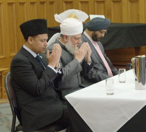 His Holiness leading silent prayers at the conclusion of his epic address.