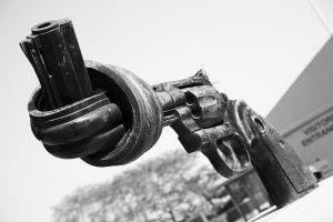 The United Nations is in grave danger failing, much like the Leage of Nations before. Photo: Knotted-gun, a symbol of non- violence, outside the UN Headquaters. © Christoffer Hansen Vika / Shutterstock.com