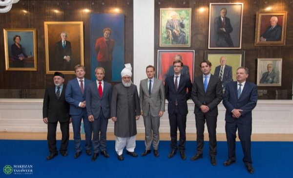 From left to right: 1. Hibatunnoer Verhagen, national president of the Ahmadiyya Muslim Jama’at Holland. 2. Pieter Omtzigt (CDA party) ; Parliamentarian and member of Christian Democratic Appeal. 3. Harry van Bommel (SP party) ; Parliamentarian and member of the Socialist Party. 4. Hazrat Mirza Masroor Ahmadaba, Worldwide Head of the Ahmadiyya Muslim Community. 5. Han ten Broeke (VVD party) ; Parliamentarian and member of Peoples party for Freedom and Democracy. 6. Sjoerd Sjoerdsma (D66 party) ; Parliamentarian and member of Democratic party ’66. 7. Michiel Servaes (PVDA party) ; Parliamentarian and member of Labour Party. 8. Theo van Toor, gri er (clerk for the Standing Committee of Foreign Affairs). © Makhzan-e-Tasaweer From left to right: 1. Hibatunnoer Verhagen, national president of the Ahmadiyya Muslim Jama’at Holland. 2. Pieter Omtzigt (CDA party) ; Parliamentarian and member of Christian Democratic Appeal. 3. Harry van Bommel (SP party) ; Parliamentarian and member of the Socialist Party. 4. Hazrat Mirza Masroor Ahmadaba, Worldwide Head of the Ahmadiyya Muslim Community. 5. Han ten Broeke (VVD party) ; Parliamentarian and member of Peoples party for Freedom and Democracy. 6. Sjoerd Sjoerdsma (D66 party) ; Parliamentarian and member of Democratic party ’66. 7. Michiel Servaes (PVDA party) ; Parliamentarian and member of Labour Party. 8. Theo van Toor, gri er (clerk for the Standing Committee of Foreign Affairs). © Makhzan-e-Tasaweer