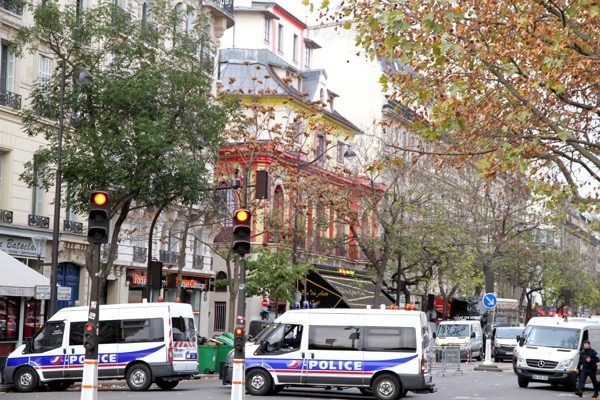 French police gathering evidence at the Bataclan theatre on 14 November, 2015. ISIS militants claims responsibility for the horrific attacks that evening. © wikicomons