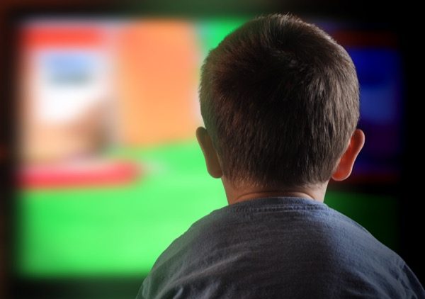 Young boy watching television. © Angela Waye | shutterstock.com