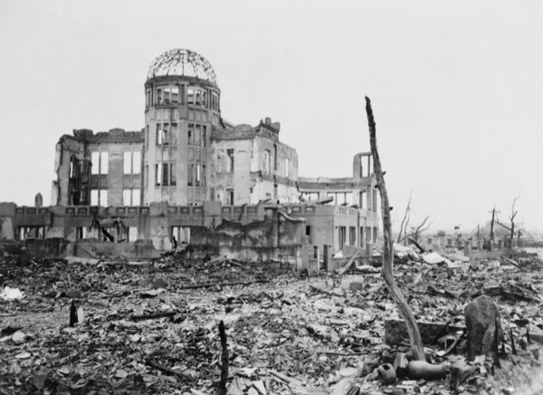 Wrecked framework of the Museum of Science and Industry in Hiroshima, Japan. This is how it appeared shortly after the dropping of the rst atomic bomb, on August 6, 1945. © Everett Historical | Shutterstock