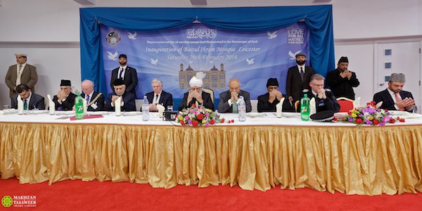 Nowadays, Muslims are perpetually portrayed negatively by the media. Hazrat Khalifatul Masih Vaba said that he hoped that the new mosque of the Ahmadiyya Community in Leicester would become a beacon of light and a symbol of peace within the city. His Holiness leads silent prayers at the conclusion of the event. © Makhzan-e-Tasaweer