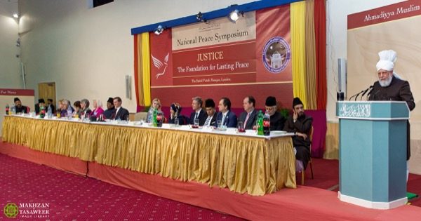 2016 Peace Prize honoree Hadeel Qasim Hussein Al-Okbi, who was chosen for her dedicated work with refugees, shares the stage with other distinguished guests. © Makhzan-e-Tasaweer