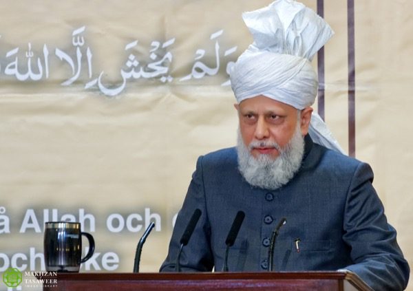 The current chaos in the Muslim world shows that the true teachings of Islam desperately need to be re-established. The Ahmadiyya Muslim Community is whole-heartedly taking on this task. © Makhzan-e-Tasaweer