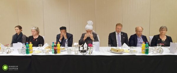 His Holiness leading silent prayer at the end of the event.
