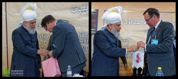 Serving the community and one’s neighbours is at the forefront of the true teachings in Islam which is the key to creating peaceful and well-rounded communities. © Makhzan-e-Tasaweer