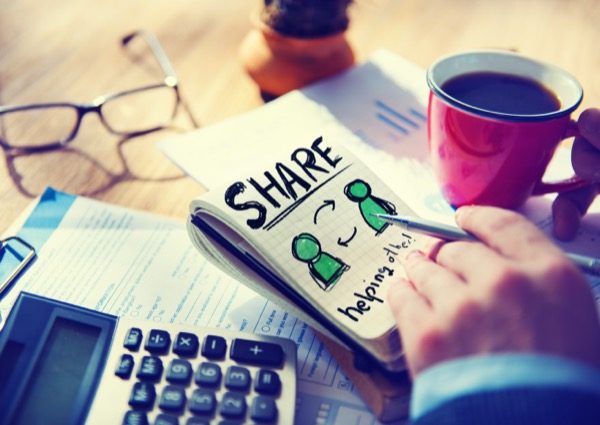 Sharing love and helping others is one of the main teachings of Islam, emphasised both in the Qur’an and the Ahadith. © Rawpixel.com | Shutterstock
