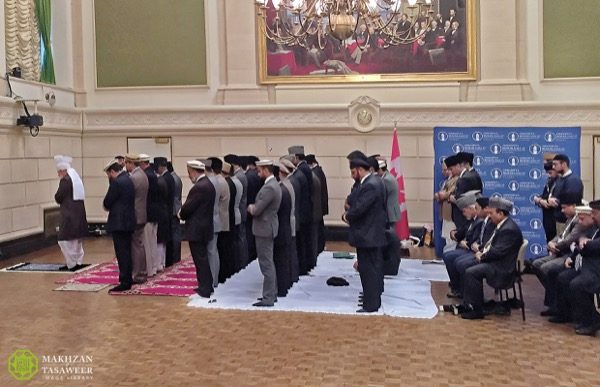 His Holiness led prayers during his visit to Parliament. © Makhzan-e-Tasaweer