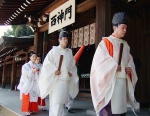 Traditional wedding in Meijijingu in Tokyo, Japan. Meiji Jingu is the Shinto shrine. Most of the Japanese have a Shinto wedding and a Buddhist funeral to respect both religions. © BEEE | shutterstock.com
