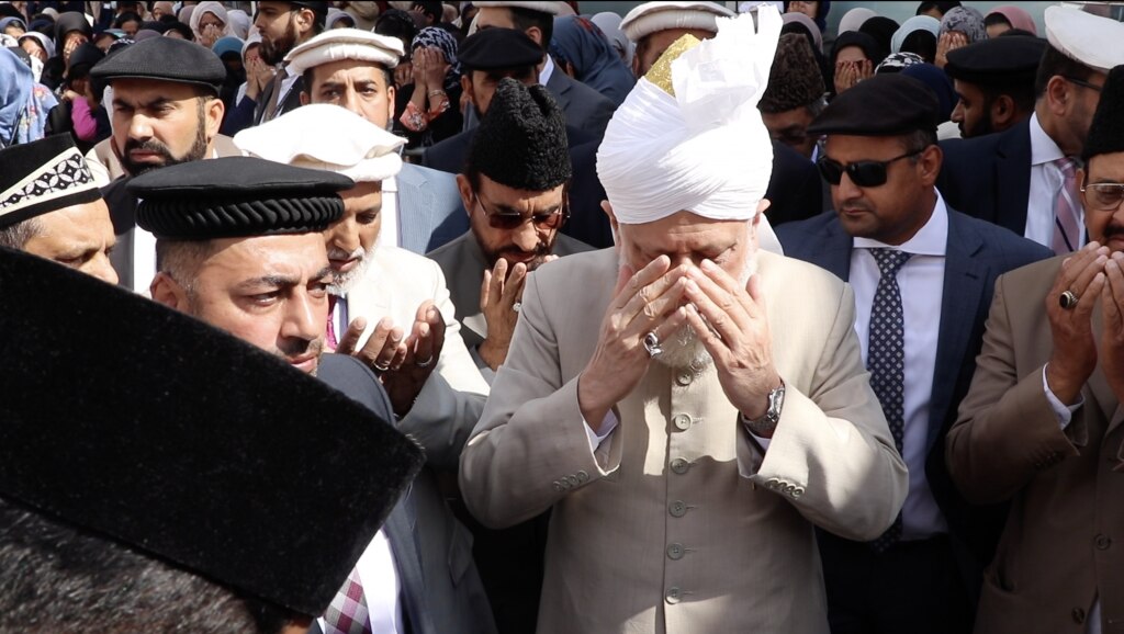 Huzur Leading in Silent prayer