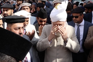 Huzur Leading in Silent prayer