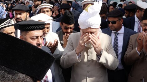 Huzur Leading in Silent prayer