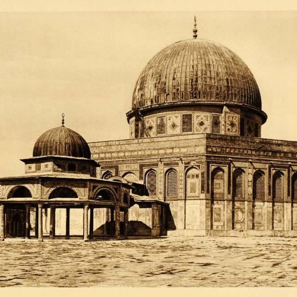 Historic image of the Umayyad Dome of the Rock Mosque, which also employed the trefoil arch technique