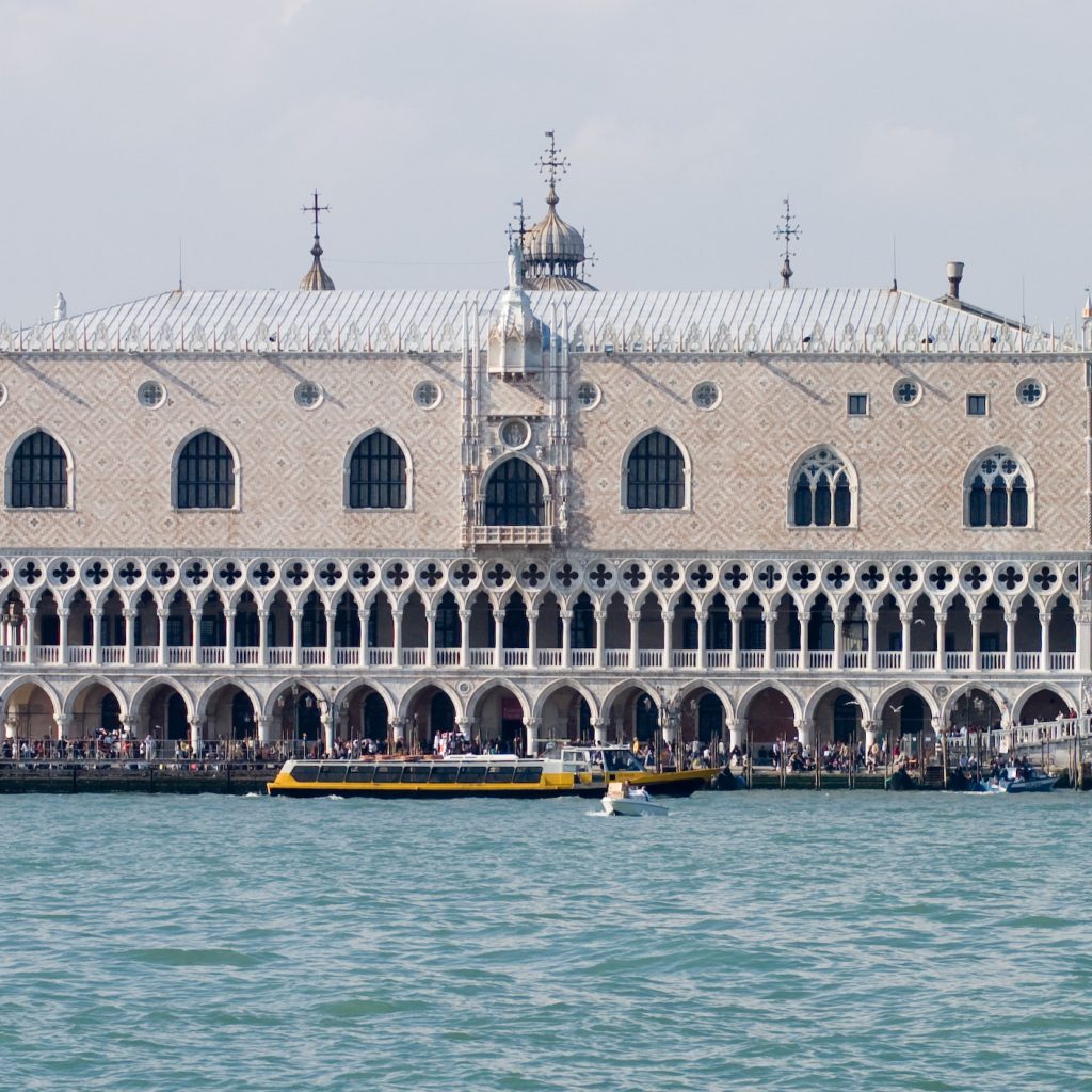 Image of Doge’s Palace in Venice which incorporates ‘merlons’ into its architecture, a technique inspired from the Middle East