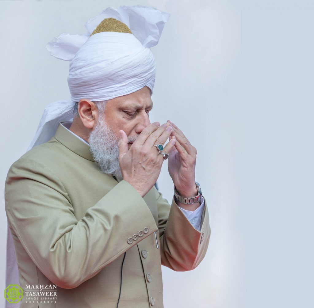 Mirza Masroor Ahmad Caliph Ahmadiyya prayer