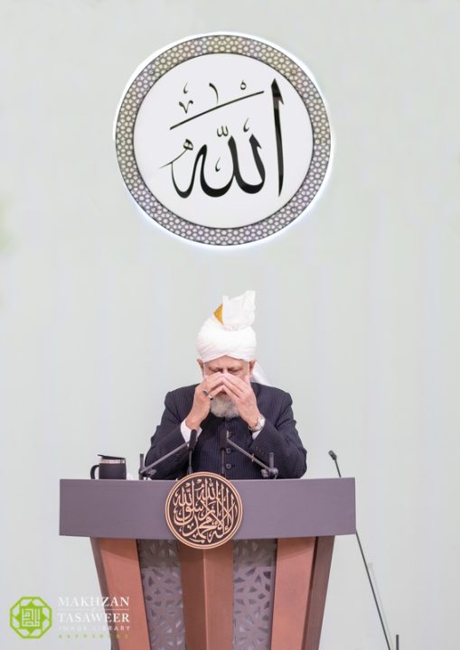 Mirza Masroor Ahmad Caliph Ahmadiyya  prayer